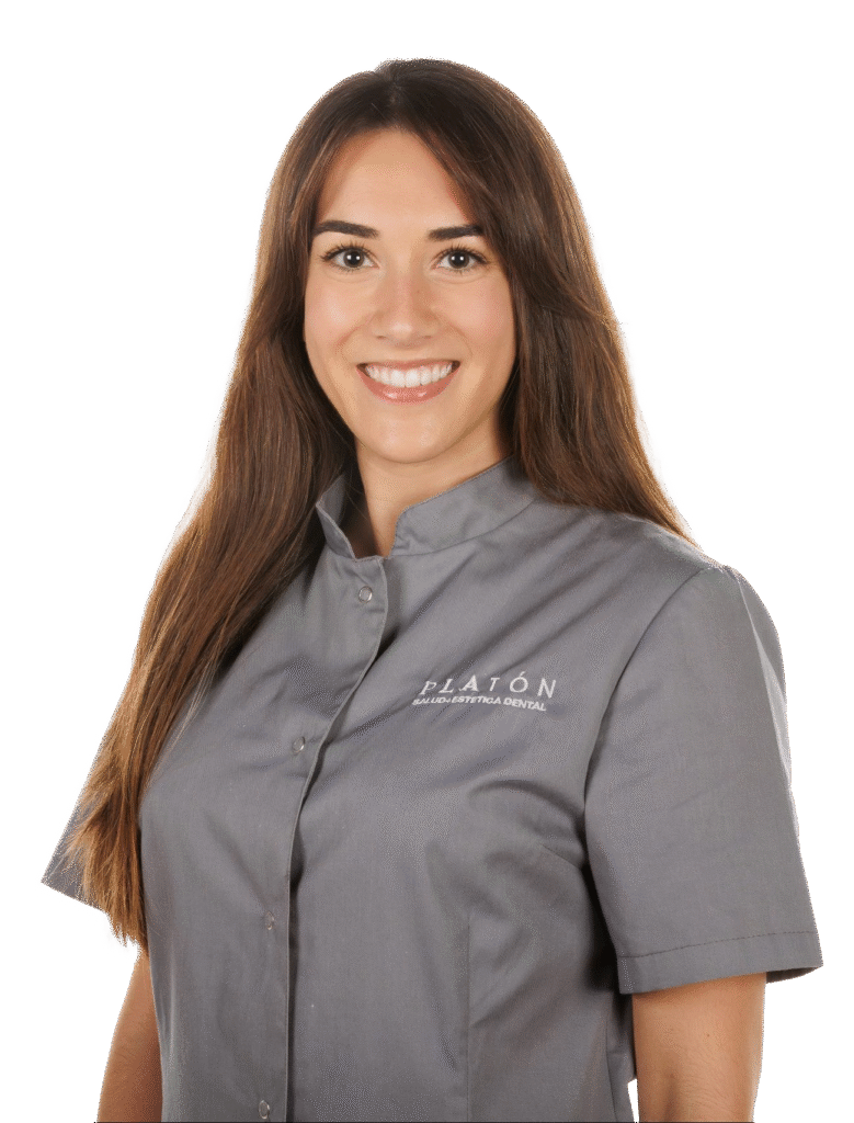 Antonia María Nicolau, odontóloga especialista en estética dental en Clínicas Platón