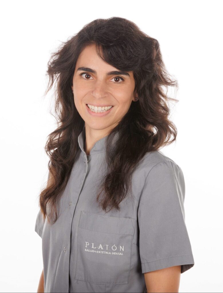 Alexia Afshang, Auxiliar en Platón dental