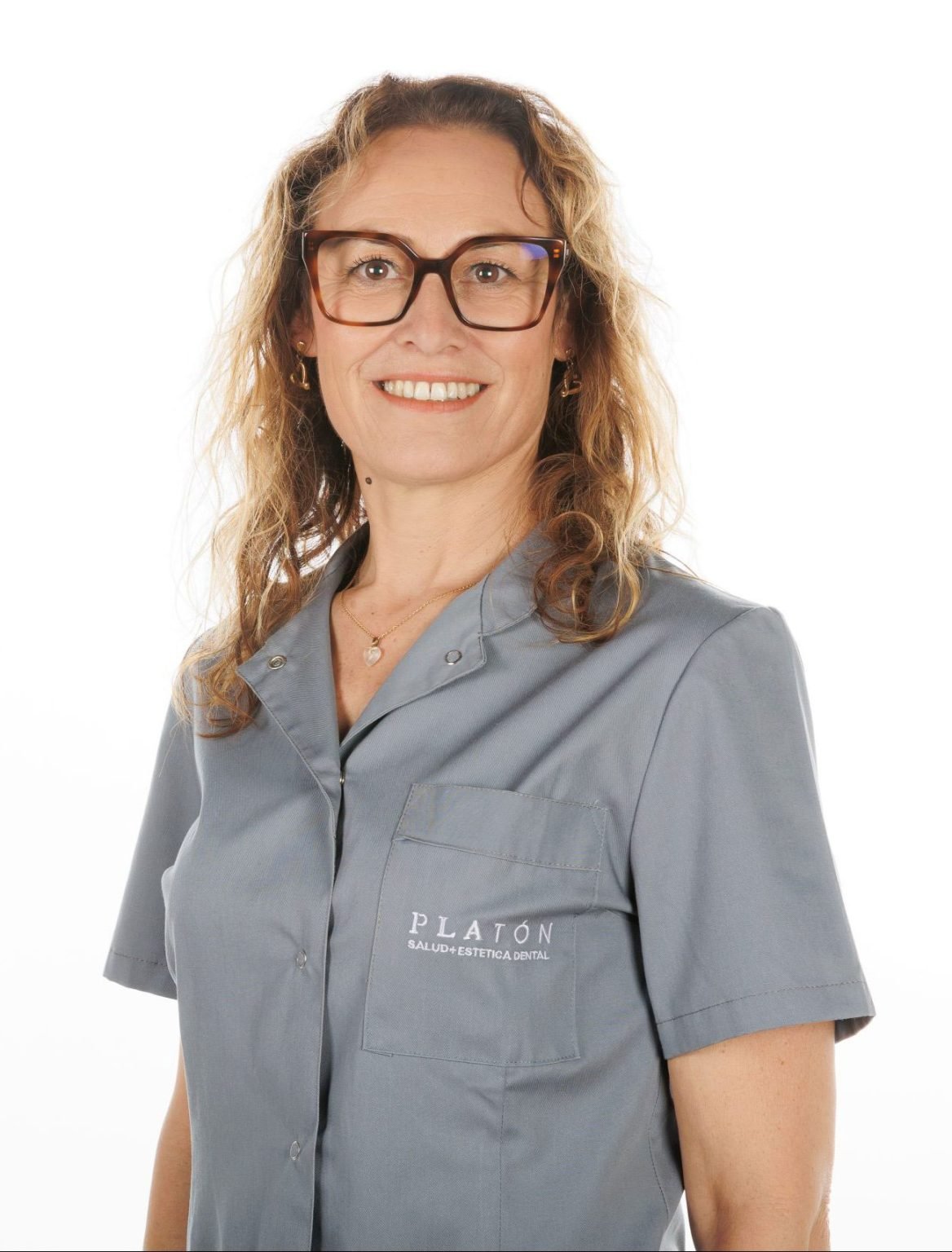 Angela Sagrera, Auxiliar en Platón dental