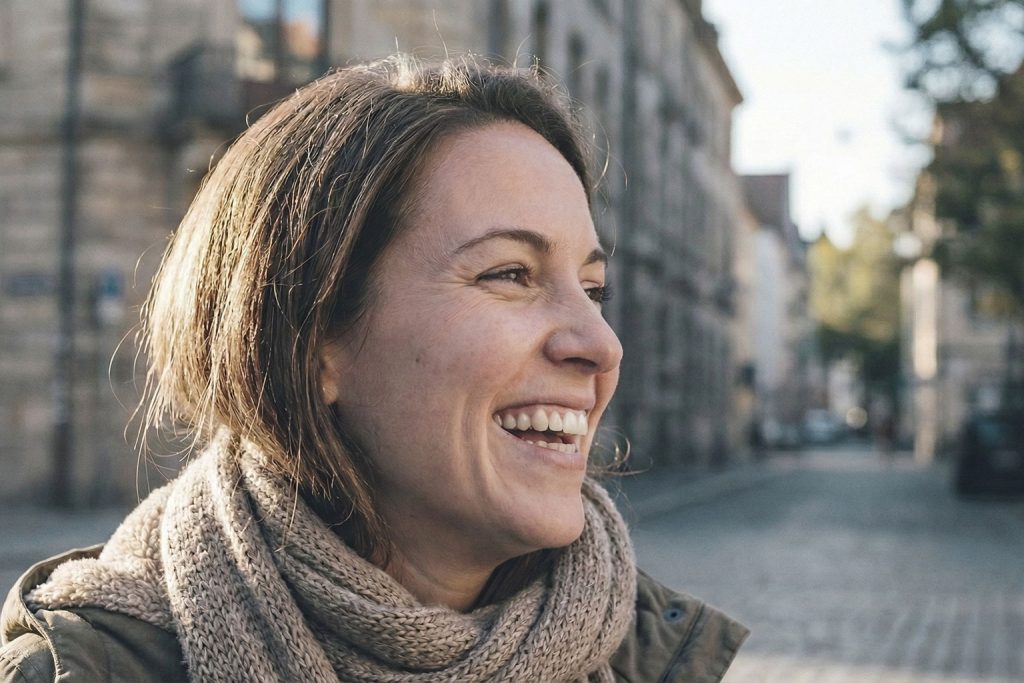 Imagen de una mujer tras realizarse un blanqueamiento dental