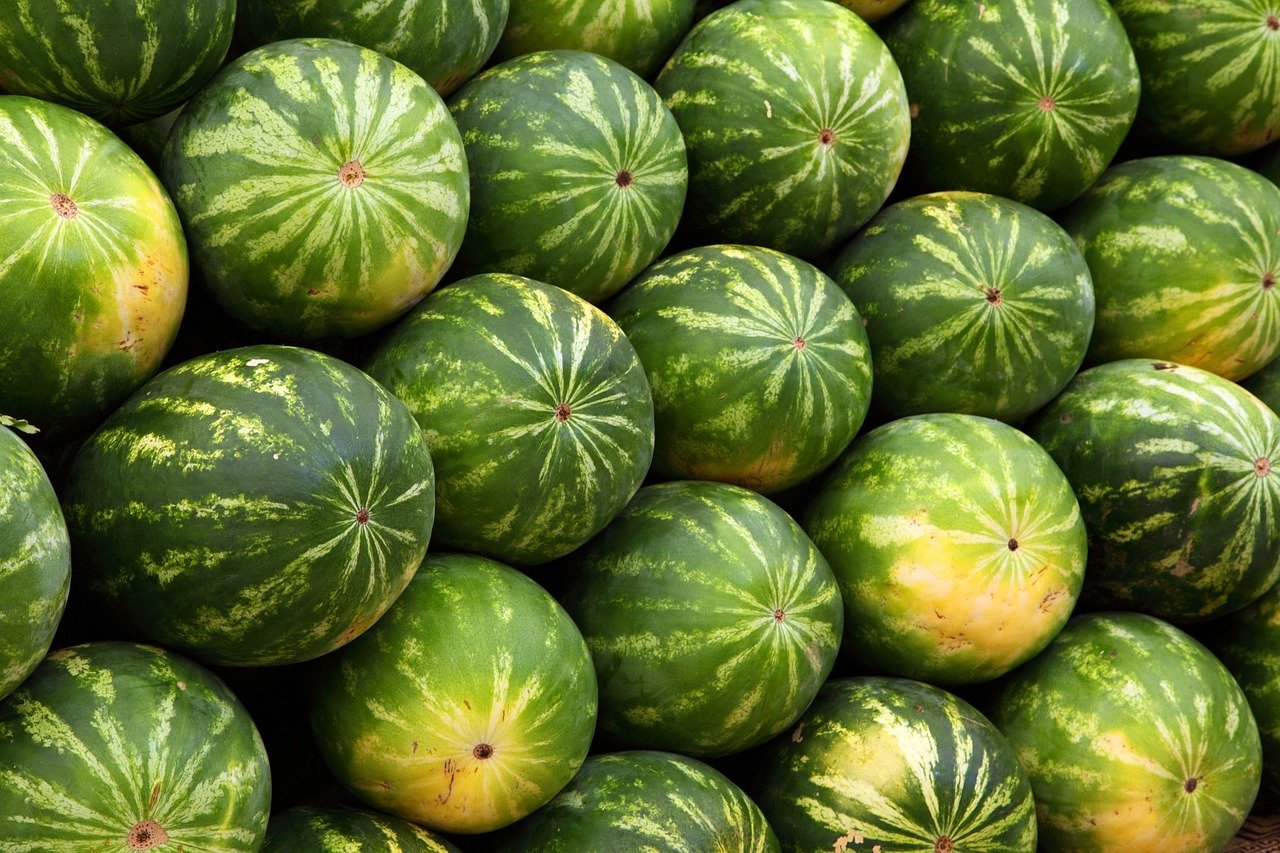 Alimentación e higiene dental: 5 consejos para proteger tu esmalte Frutas y verduras frescas junto a una sonrisa saludable, representando la relación entre alimentación e higiene dental.