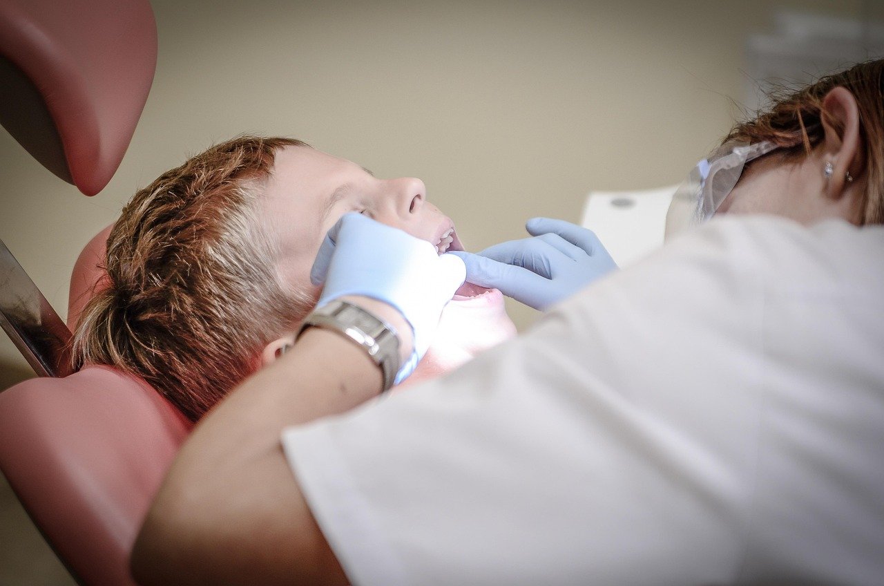 Caries dental: causas, síntomas y tratamientos eficaces Ilustración de cuatro estadios progresivos de caries dental desde el esmalte hasta la pulpa.