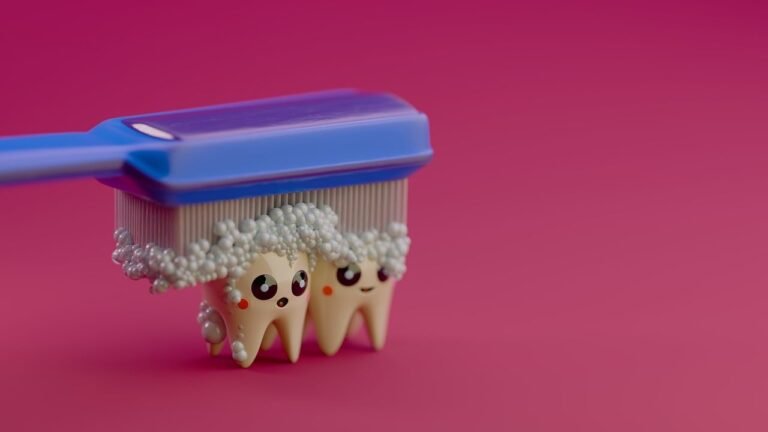Cepillado infantil: guía por edades Niño pequeño cepillándose los dientes con cepillo de colores frente al espejo del baño.