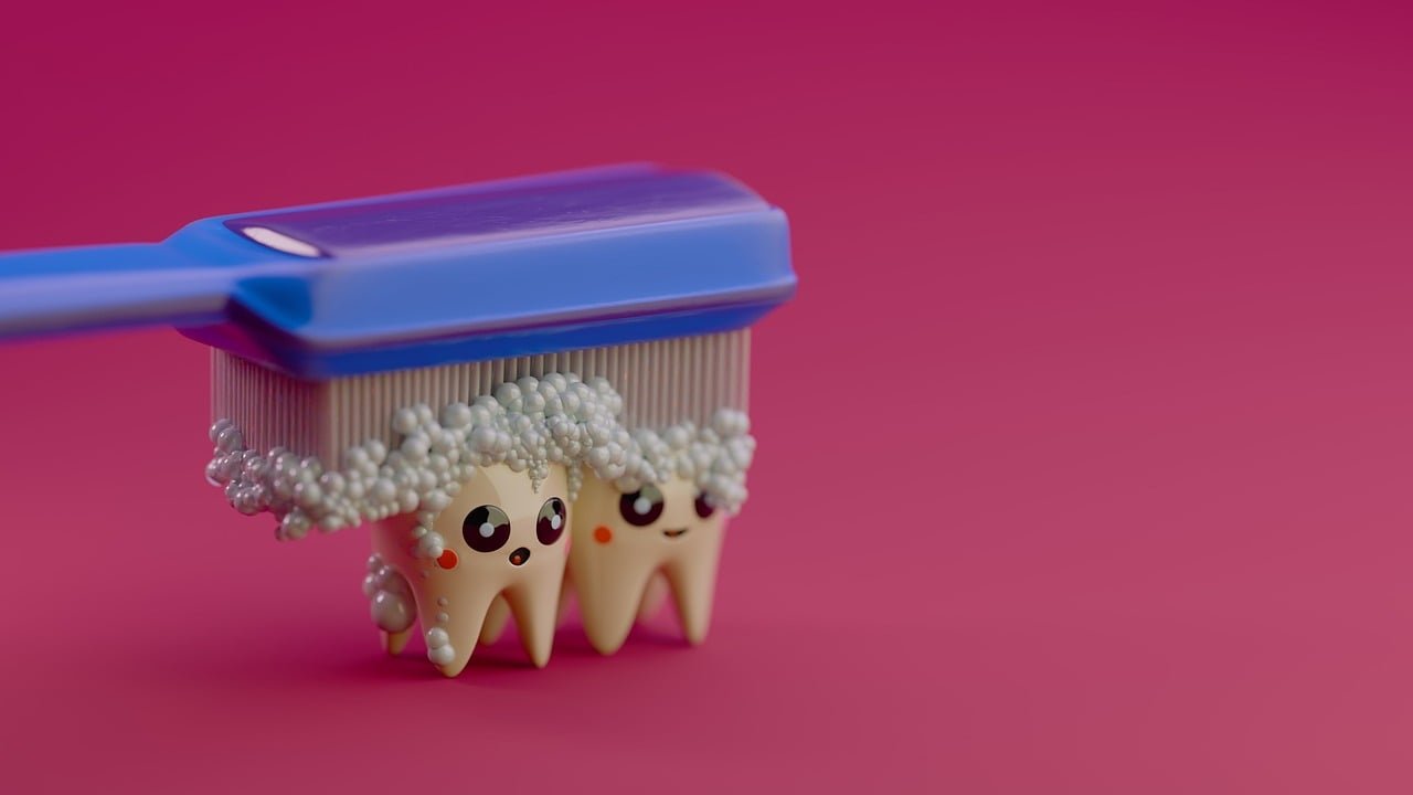 Cepillado infantil: guía completa por edad para crear el hábito Niño pequeño cepillándose los dientes con cepillo de colores frente al espejo del baño.