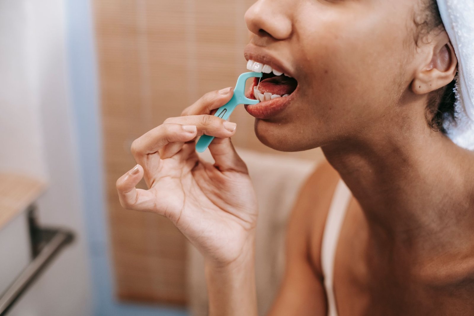 Malos hábitos dentales: seis costumbres que dañan tu boca Persona sosteniéndose la mejilla con gesto de dolor dental, ilustrando los efectos de malos hábitos bucodentales.