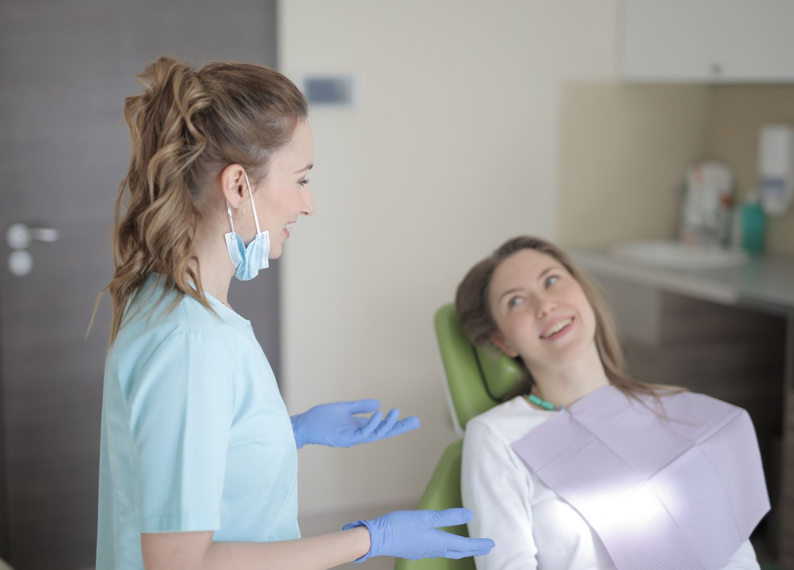 Ortodoncia invisible: tipos, precios, proceso y resultados reales Paciente en consulta dental discutiendo opciones de tratamiento con profesional.