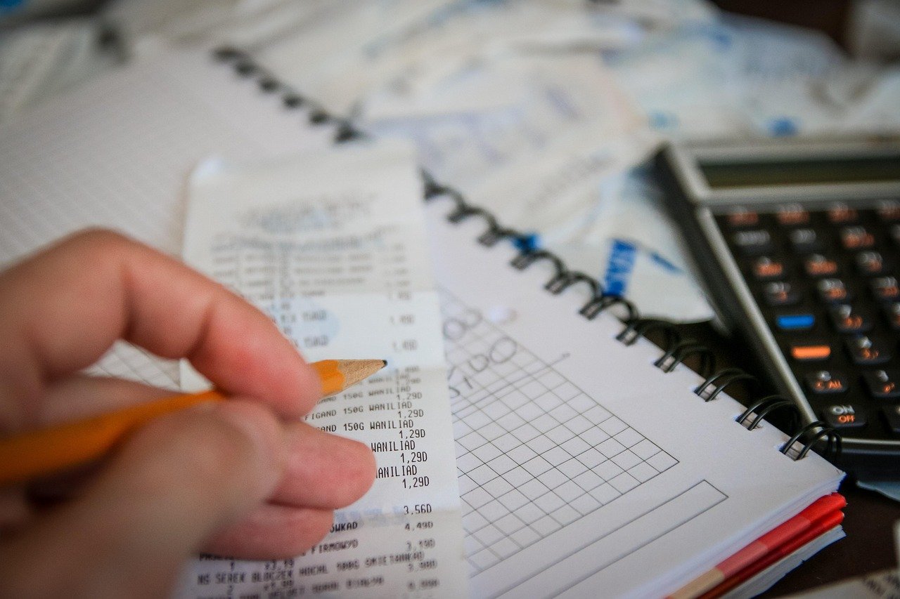 Ortodoncia invisible: tipos, precios, proceso y resultados reales Calculadora y billetes sobre escritorio para calcular presupuesto de tratamiento.