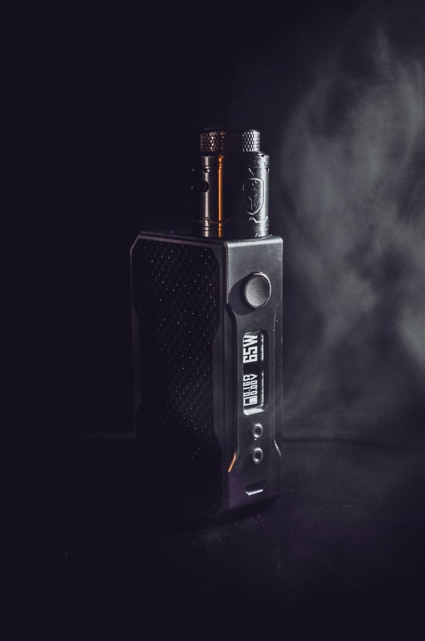 Tabaco e higiene dental: efectos y cómo proteger tu boca Cigarrillo electrónico y vaporizador sobre superficie neutra.